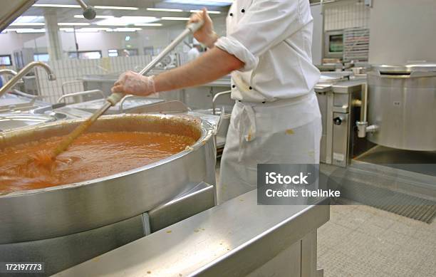 Photo libre de droit de Cuisiner Dans Une Cuisine De La Cantine banque d'images et plus d'images libres de droit de Soupe - Soupe, Affaires, Cuisiner