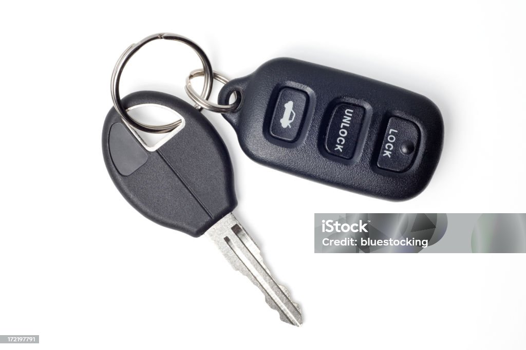 Remoto y las llaves del automóvil en blanco con trazado de recorte - Foto de stock de Llave de coche libre de derechos