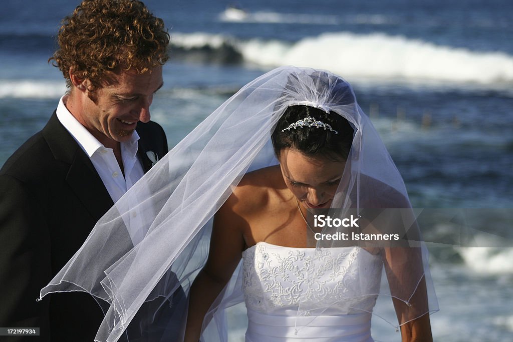 Braut und Bräutigam neben dem Meer - Lizenzfrei Anzug Stock-Foto