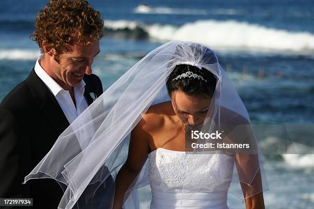 Braut Und Bräutigam Neben Dem Meer Stockfoto und mehr Bilder von Anzug - Anzug, Australien, Braut