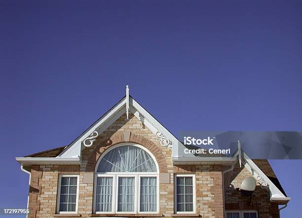 Telhado De Casa - Fotografias de stock e mais imagens de Antena Parabólica - Antena Parabólica, Ao Ar Livre, Arquitetura