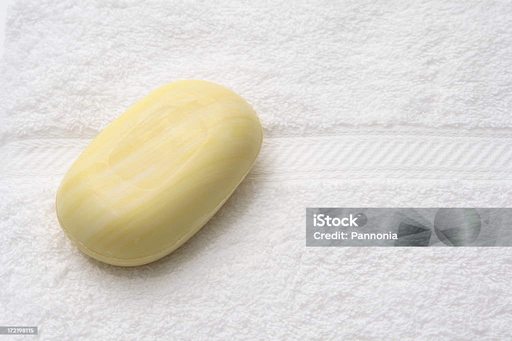 Sabonete sobre toalhas - Foto de stock de Amarelo royalty-free
