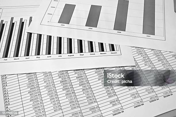 Foto de Gráficos 3 e mais fotos de stock de Certidão - Certidão, Evento anual, Extrato Bancário