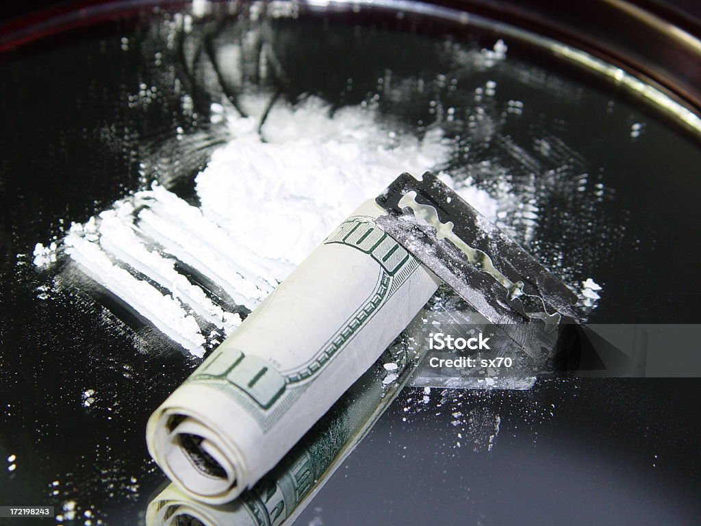 Режущие кокаин с бритва незаконных наркотиков - Стоковые фото Кокаин роялти-фри