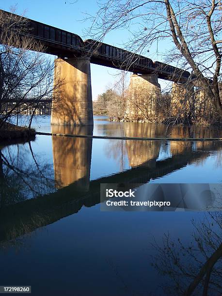 Железнодорожный Мост Портрет — стоковые фотографии и другие картинки Без людей - Без людей, Вертикальный, Вода