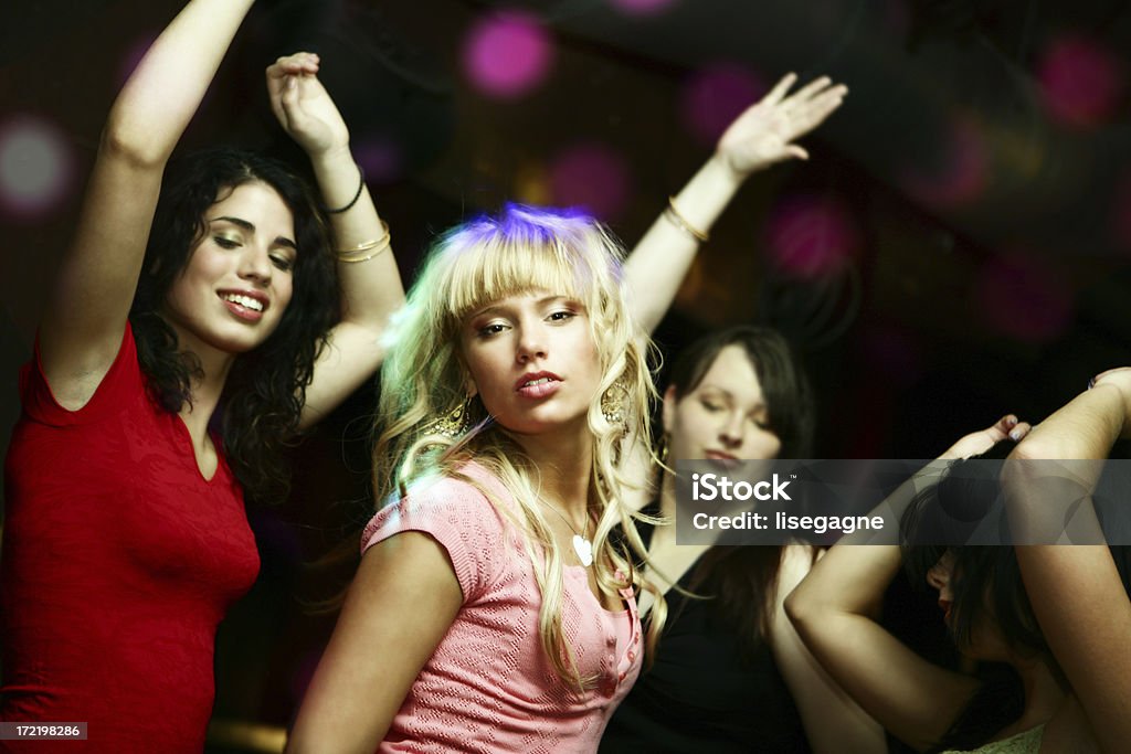 Niñas bailando - Foto de stock de 20 a 29 años libre de derechos