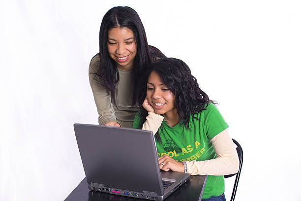 мать и дочь компьютер времени - pc adult student laptop computer стоковые фото и изображения