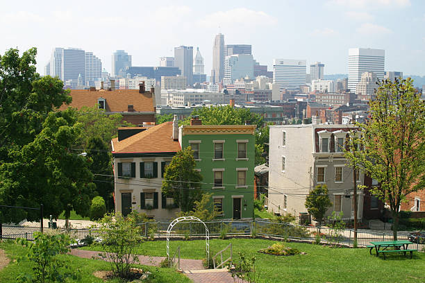 giardini a cincinnati, ohio, vista sullo skyline - cincinnati foto e immagini stock