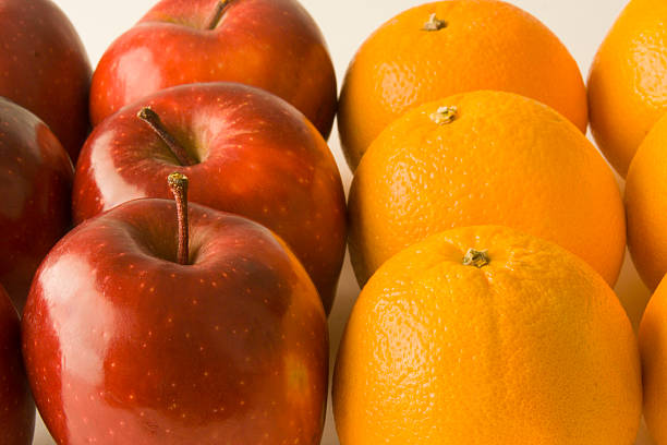 maçãs versus laranjas - apple orange comparison individuality imagens e fotografias de stock