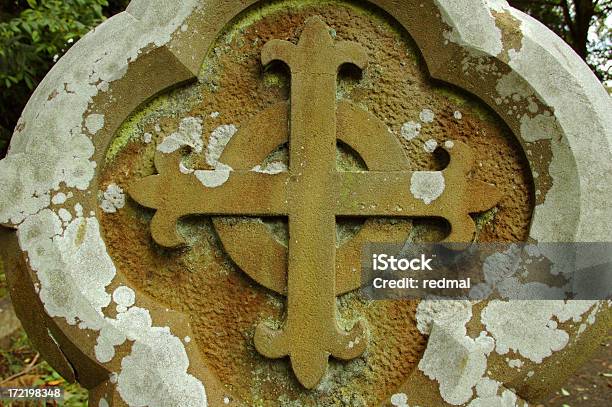 Cruz - Fotografias de stock e mais imagens de Antigo - Antigo, Arcaico, Cemitério