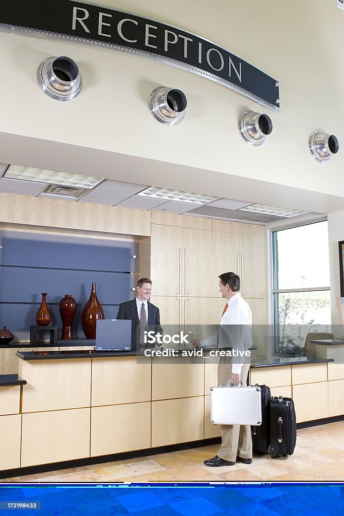 Ejecutivo de realizar el check-in en la recepción - Foto de stock de Escritorio libre de derechos