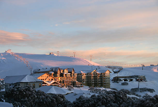 alpine village ao nascer do sol - ski resort snow hotel mountain - fotografias e filmes do acervo