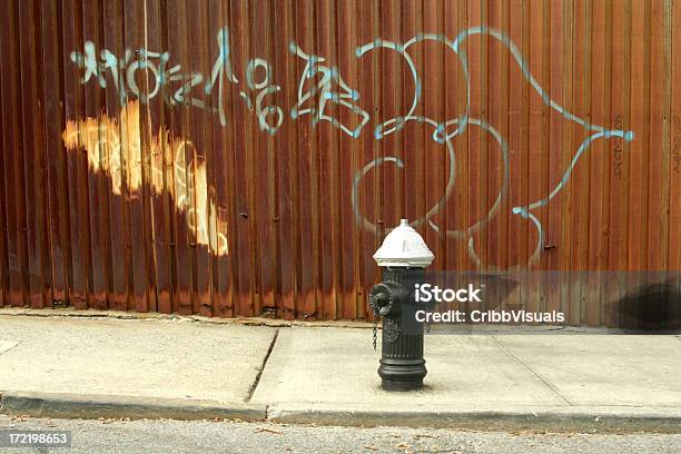 Graffiti Ściany Pokryte I Hydrant Nyc Tle - zdjęcia stockowe i więcej obrazów Brooklyn - Nowy Jork - Brooklyn - Nowy Jork, Graffiti, Kultura hip-hopowa