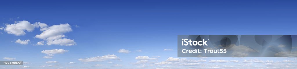 Cielo blu e nuvole bianche (Panoramica), scorrere verso il basso per ulteriori informazioni - Foto stock royalty-free di Ambientazione esterna