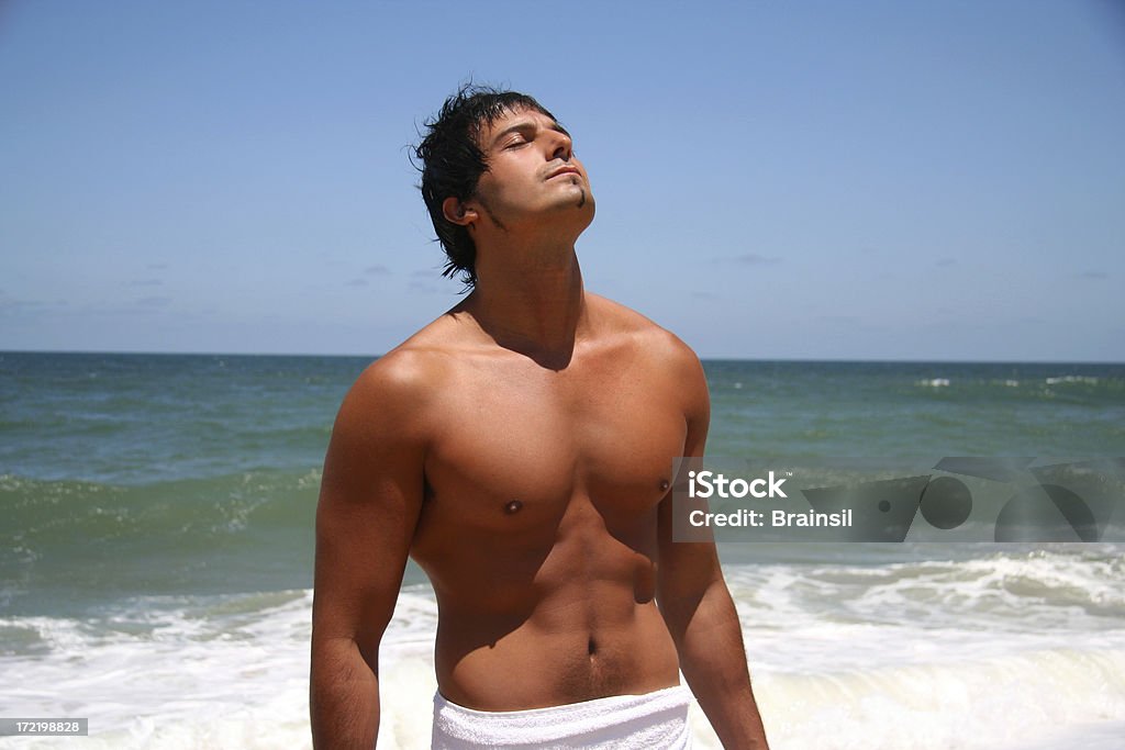 Uomo sulla spiaggia - Foto stock royalty-free di A petto nudo