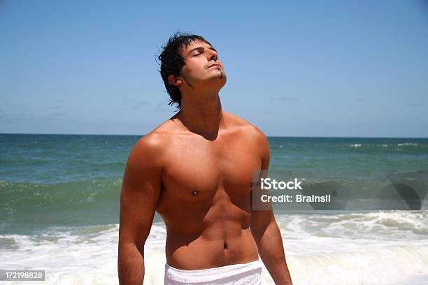 Uomo Sulla Spiaggia - Fotografie stock e altre immagini di A petto nudo - A petto nudo, Abbronzatura, Addome