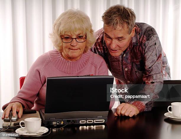 Anziani Sul Computer 3 - Fotografie stock e altre immagini di 60-69 anni - 60-69 anni, Abbigliamento casual, Adulto