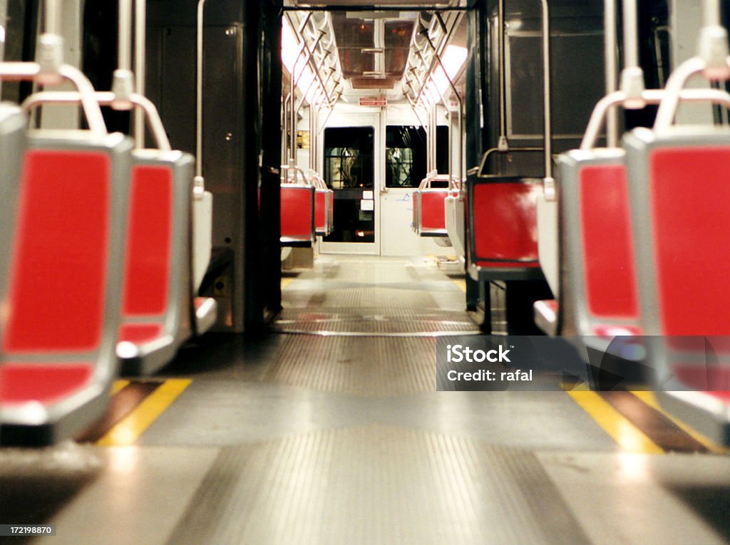 Intérieur du métro - Photo de Enseigne de métro parisien libre de droits