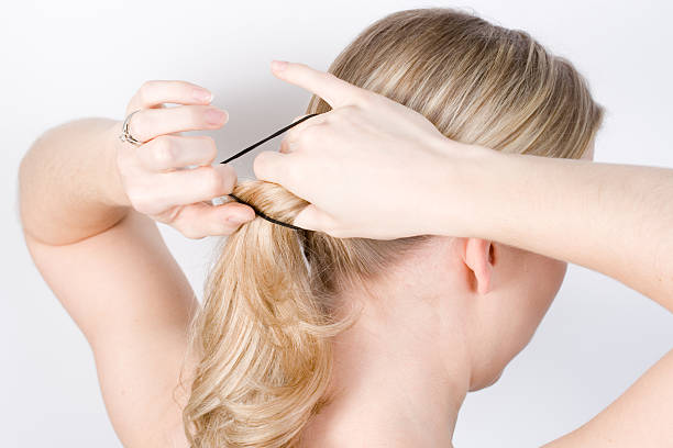 colocando cabelo para cima - ponytail human hair putting moving up - fotografias e filmes do acervo