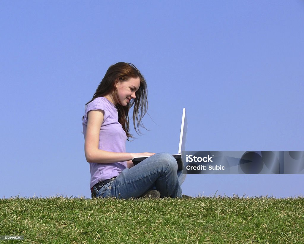 Kobieta siedząca z komputera - Zbiór zdjęć royalty-free (Biznes)