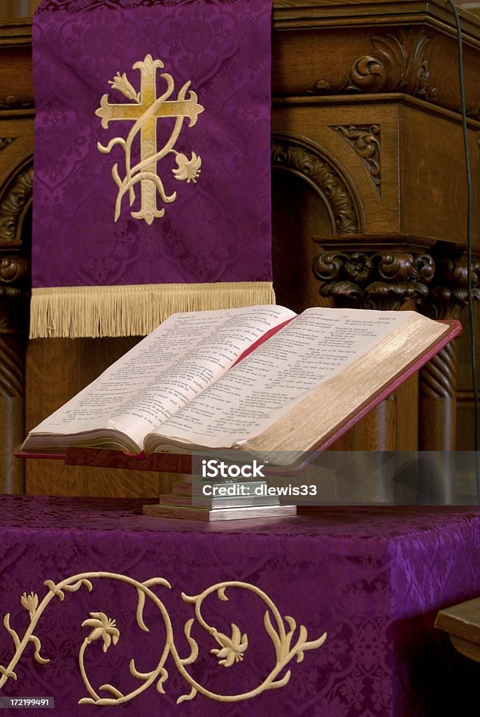 Christian Bibbia sull'altare - Foto stock royalty-free di Altare