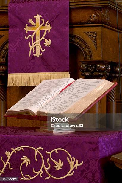 Foto de Christian Bíblia No Altar e mais fotos de stock de Aberto - Aberto, Altar, Bordado