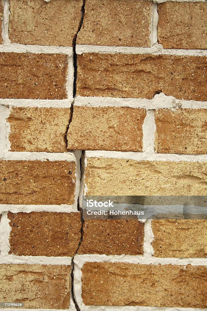 Трещины кирпичом стены - Стоковые фото Архитектура роялти-фри
