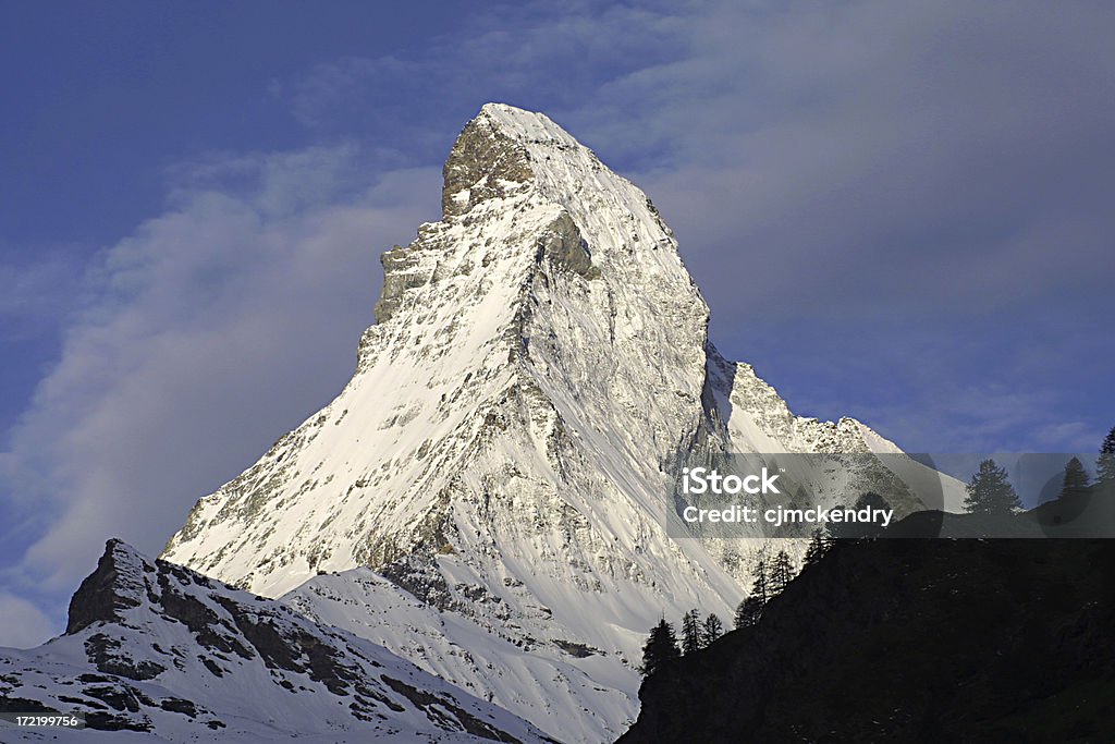 Monte Cervino mentre il sole sorge - Foto stock royalty-free di Alpi