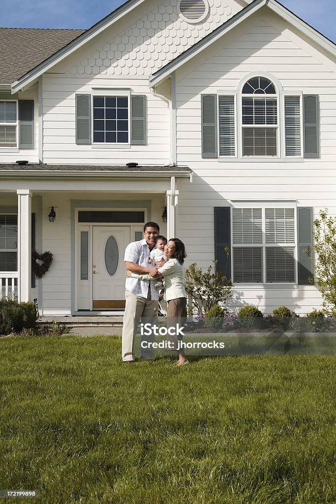 Pequena família com uma casa grande para preencher - Royalty-free Abraçar Foto de stock