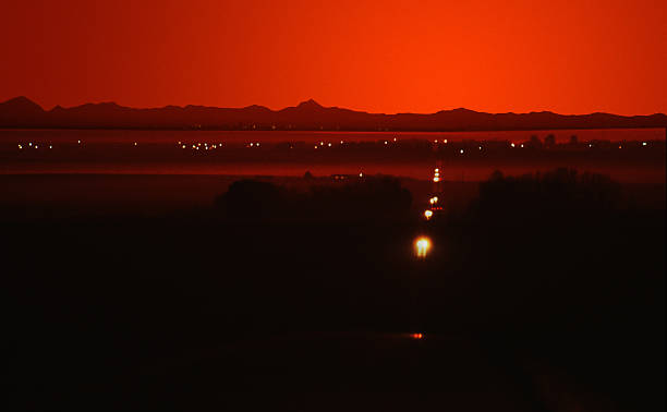 Montañas Silhouetted contra el cielo rojo - foto de stock