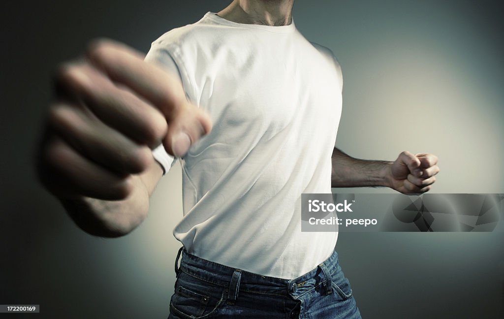 Poing Fighting Homme en T-Shirt blanc - Photo de Donner un coup de poing libre de droits