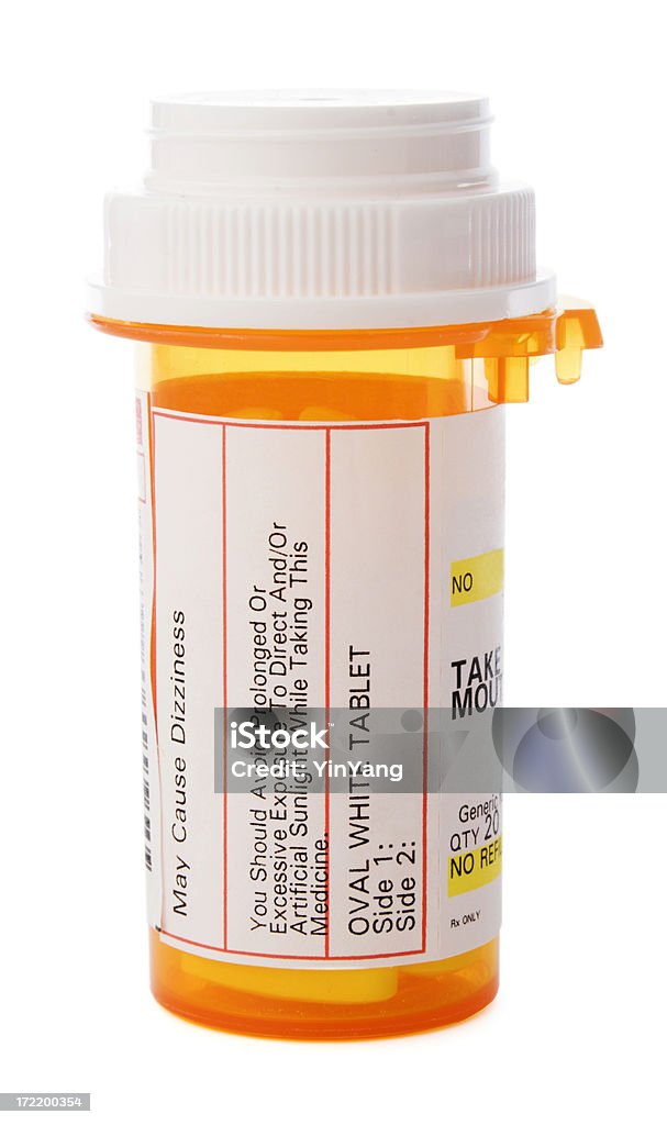 Рецептурное лекарство в Пузырёк с таблетками, медицинских препаратов, изолированные на белом - Стоковые фото Бутылка роялти-фри