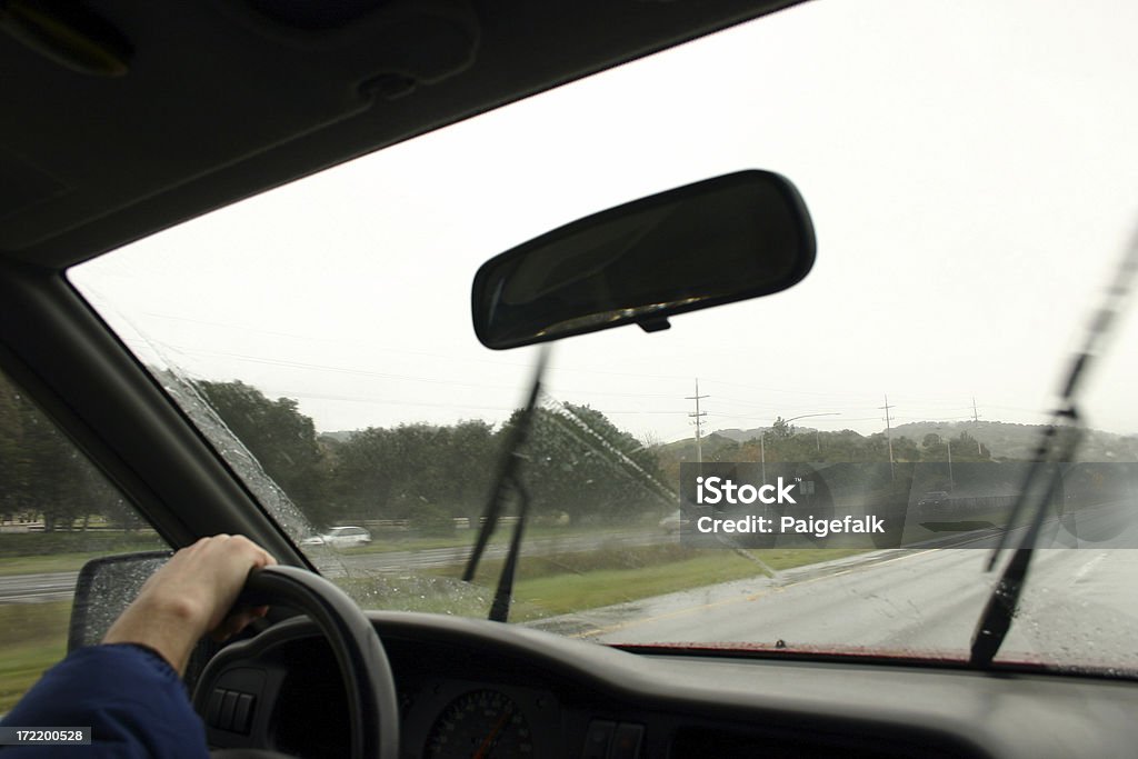 Rainy Drive de - Foto de stock de Coche libre de derechos