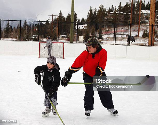 Vater Und Sohn Spielen Eishockeyspieler Auf Der Eislaufbahn Im Freien Stockfoto und mehr Bilder von Vater