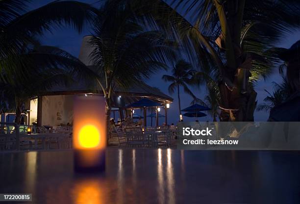 Estância Tropical Cena Nocturna - Fotografias de stock e mais imagens de Anoitecer - Anoitecer, Bar - Local de entretenimento, Cena de tranquilidade