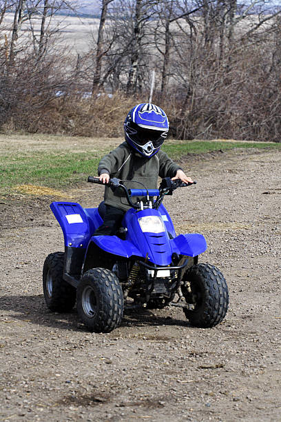 Menino em um Mini Quad - foto de acervo