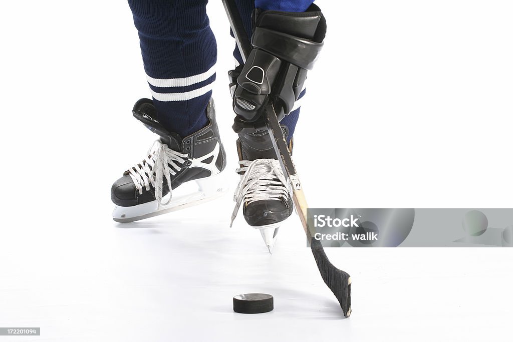 Close-up le gambe del giocatore di hockey - Foto stock royalty-free di Aggressione