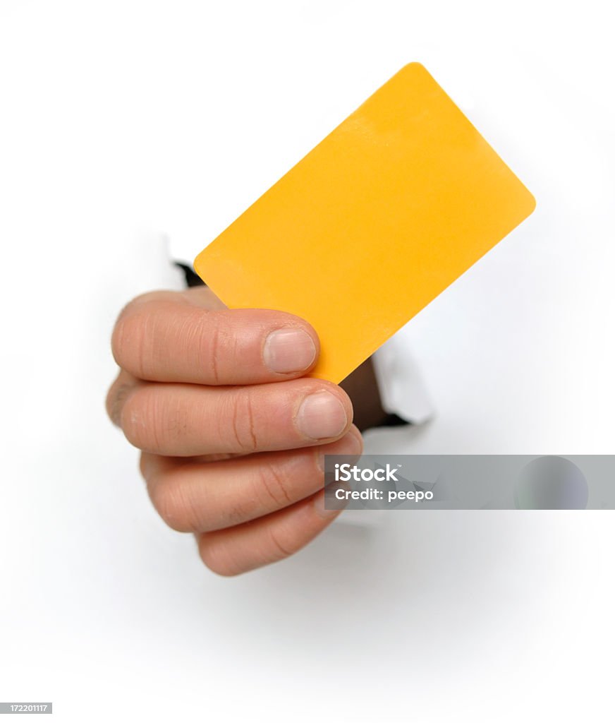 Рука держит желтые кредитной карты - Стоковые фото Билет роялти-фри