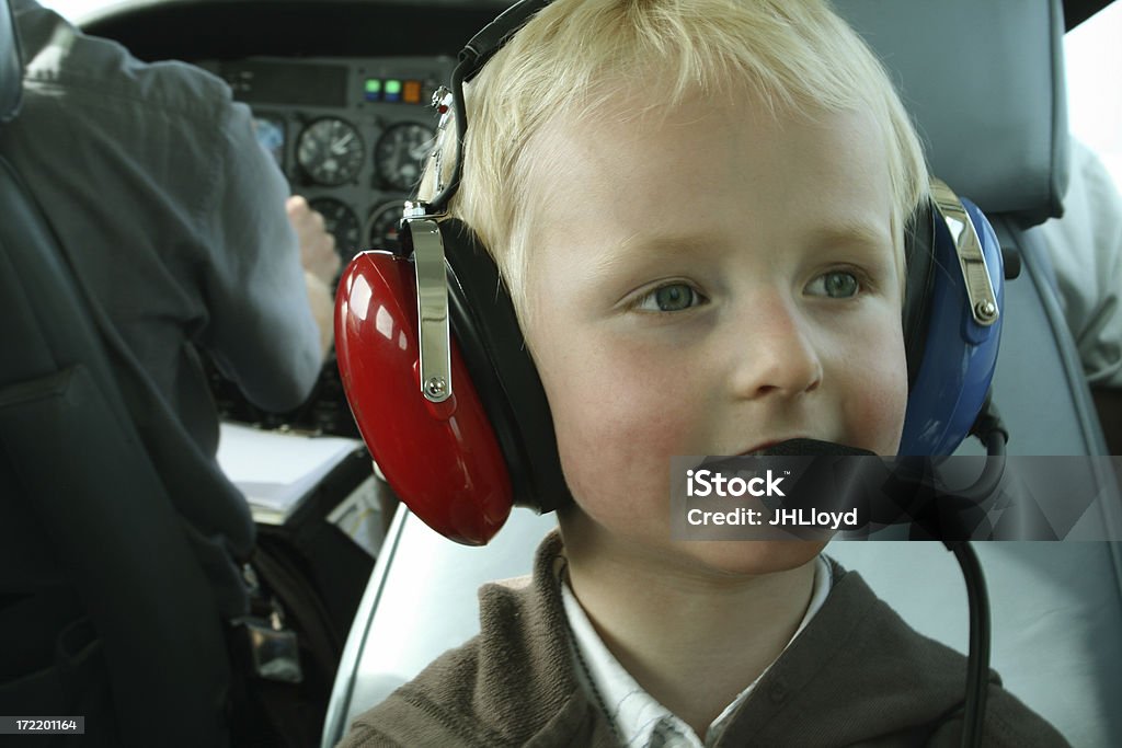 Enfant dans un avion - Photo de 4-5 ans libre de droits