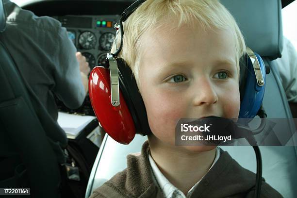 Photo libre de droit de Enfant Dans Un Avion banque d'images et plus d'images libres de droit de 4-5 ans - 4-5 ans, Assis, Avion
