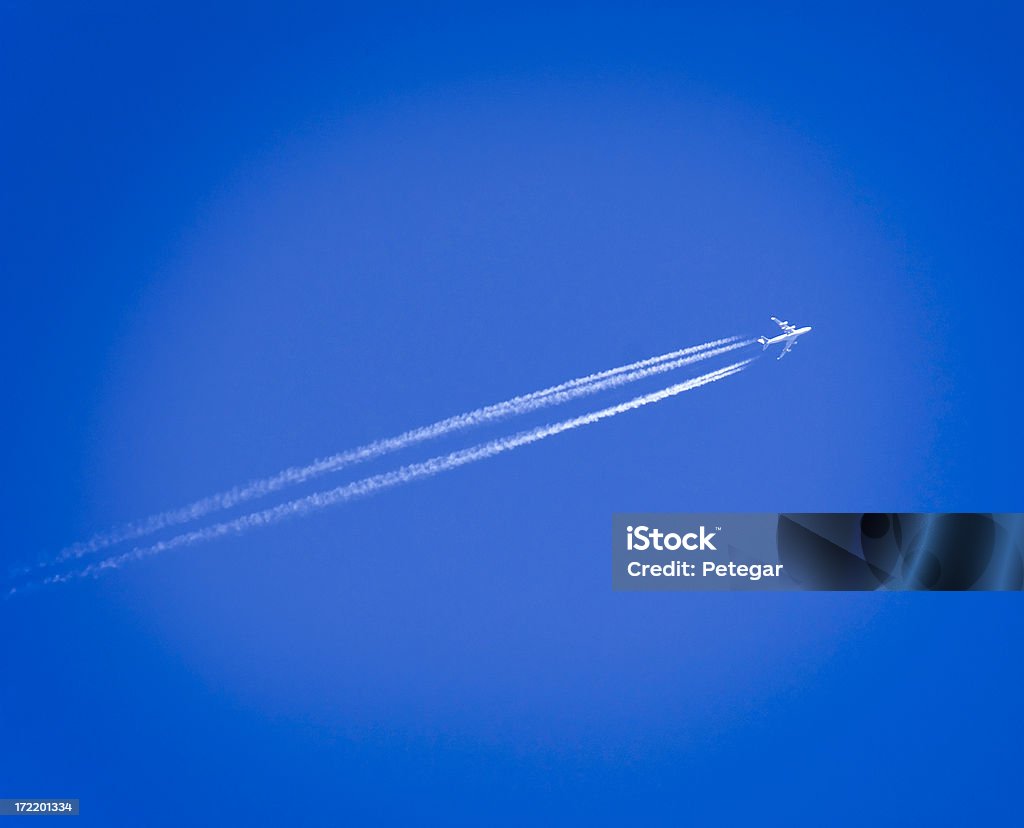 Jet След от самолёта - Стоковые фото Авиакосмическая промышленность роялти-фри