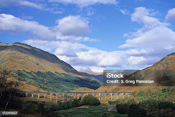 Glenfinnan Viaducto Foto de stock y más banco de imágenes de Cadena de montañas - Cadena de montañas, Destinos turísticos, Escocia