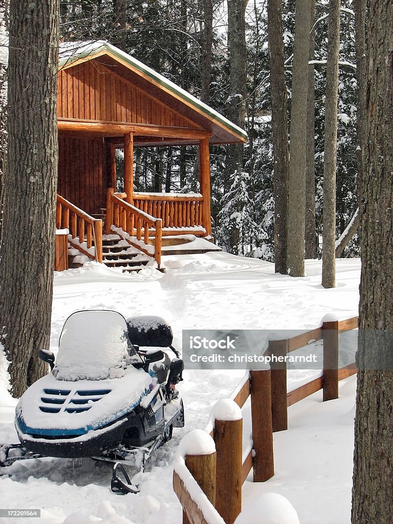 Escapade d'hiver avec la neige couvertes de cabine et motoneige - Photo de Motoneige libre de droits