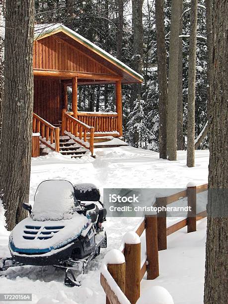 Photo libre de droit de Escapade Dhiver Avec La Neige Couvertes De Cabine Et Motoneige banque d'images et plus d'images libres de droit de Motoneige