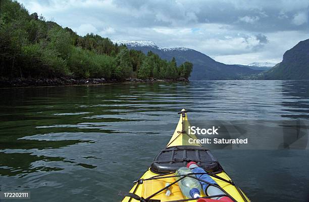 Foto de Caiaque Um Fiorde e mais fotos de stock de Amarelo - Amarelo, Caiaque - Barco a remo, Caiaque - Canoagem e Caiaque