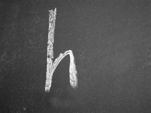 alfabeto-h-chalk - blackboard letter letterform writing - fotografias e filmes do acervo