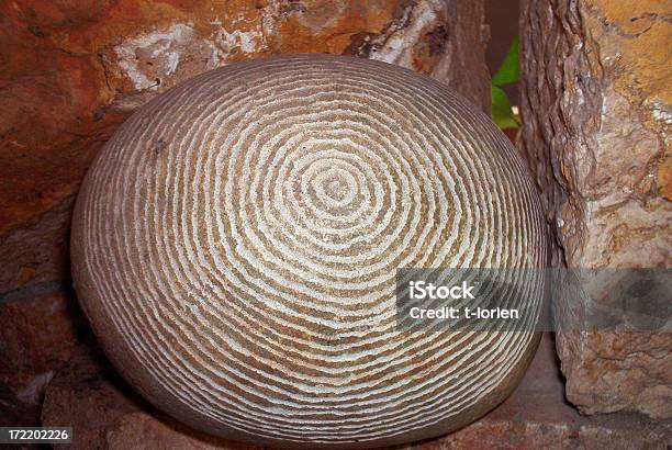 Laberinto En Una Piedra Foto de stock y más banco de imágenes de Abstracto - Abstracto, Símbolo, Talla