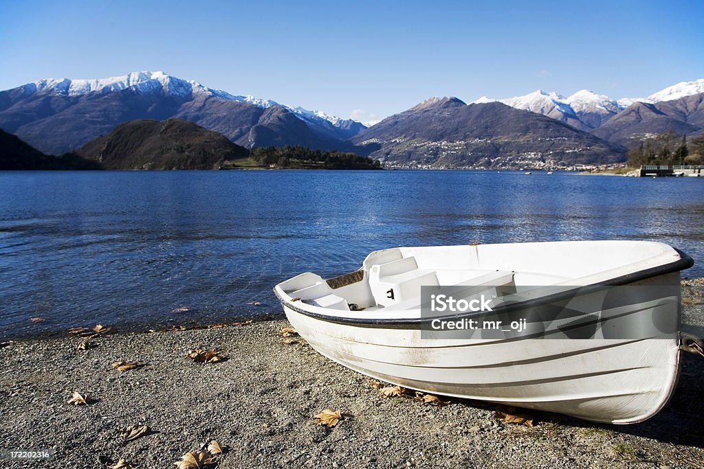 Aviron bateau sur un lac de montagne - Photo de Activités de week-end libre de droits