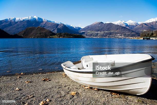 Photo libre de droit de Aviron Bateau Sur Un Lac De Montagne banque d'images et plus d'images libres de droit de Activités de week-end - Activités de week-end, Bateau à rames, Beauté de la nature