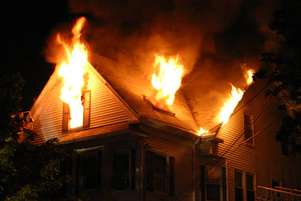 Night Fire "5:27am, 2-1/2 story wood frame with heavy fire showing on floor number 3. Beverly, Massachusetts, USA." fire stock pictures, royalty-free photos & images